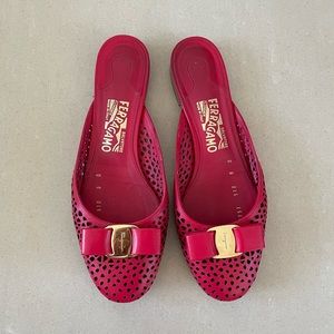 SALVADOR FERRAGAMO Emile Pamplona Red Leather Perforated Bow Front Mule Sz 8B